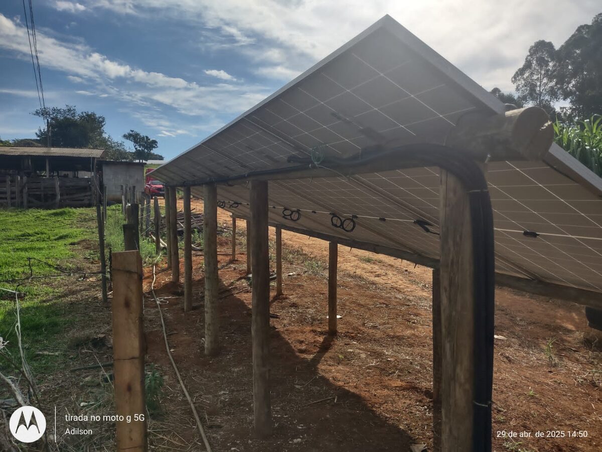 Estrutura de mourões com painéis solares - vista lateral
