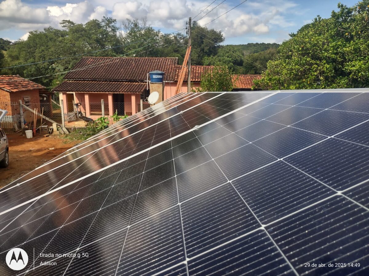 Painéis solares em estrutura de solo - vista frontal