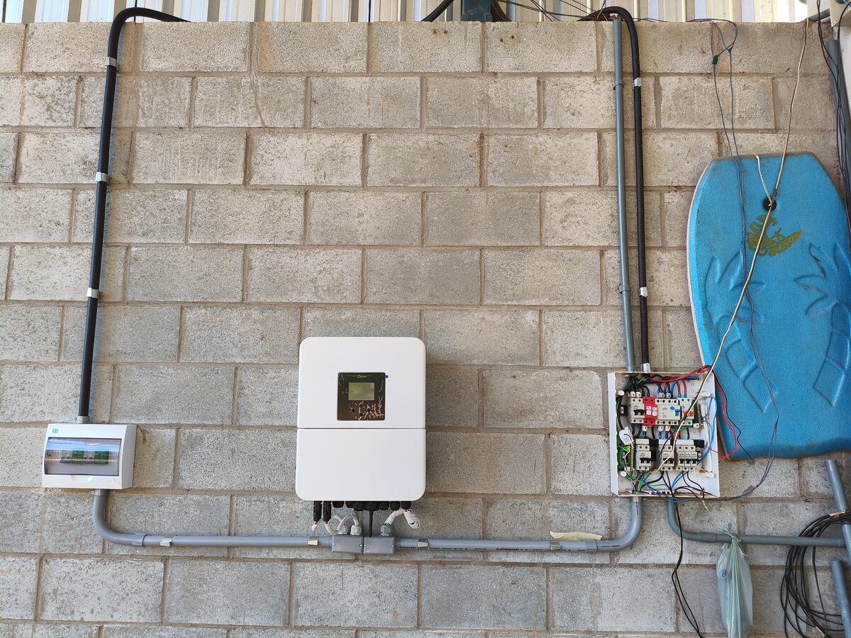 Inversor Deye com quadro de proteção e eletrodutos