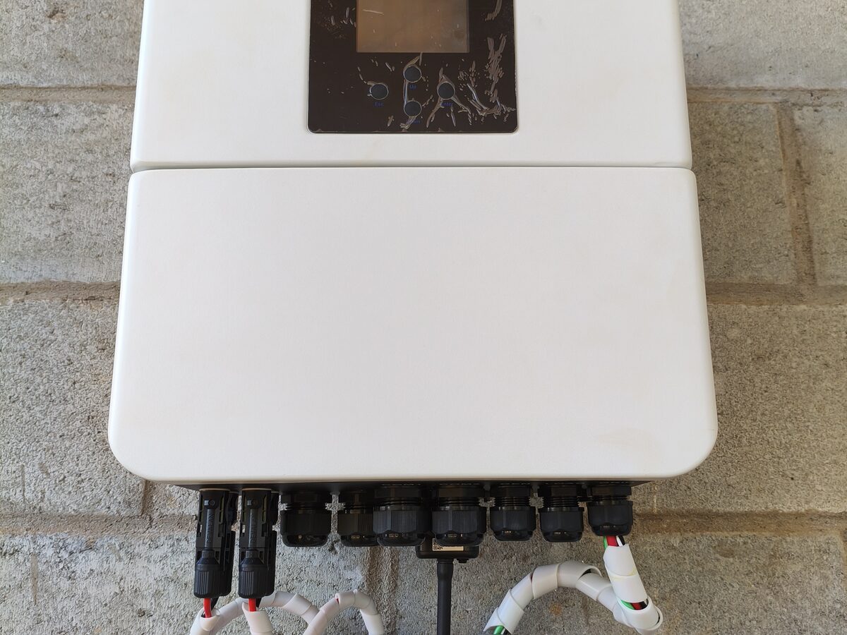 Inversor Deye montado em parede