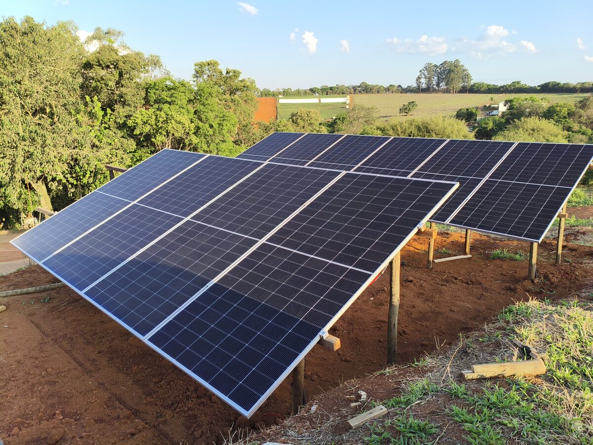 Painéis solares em solo com vista rural panorâmica