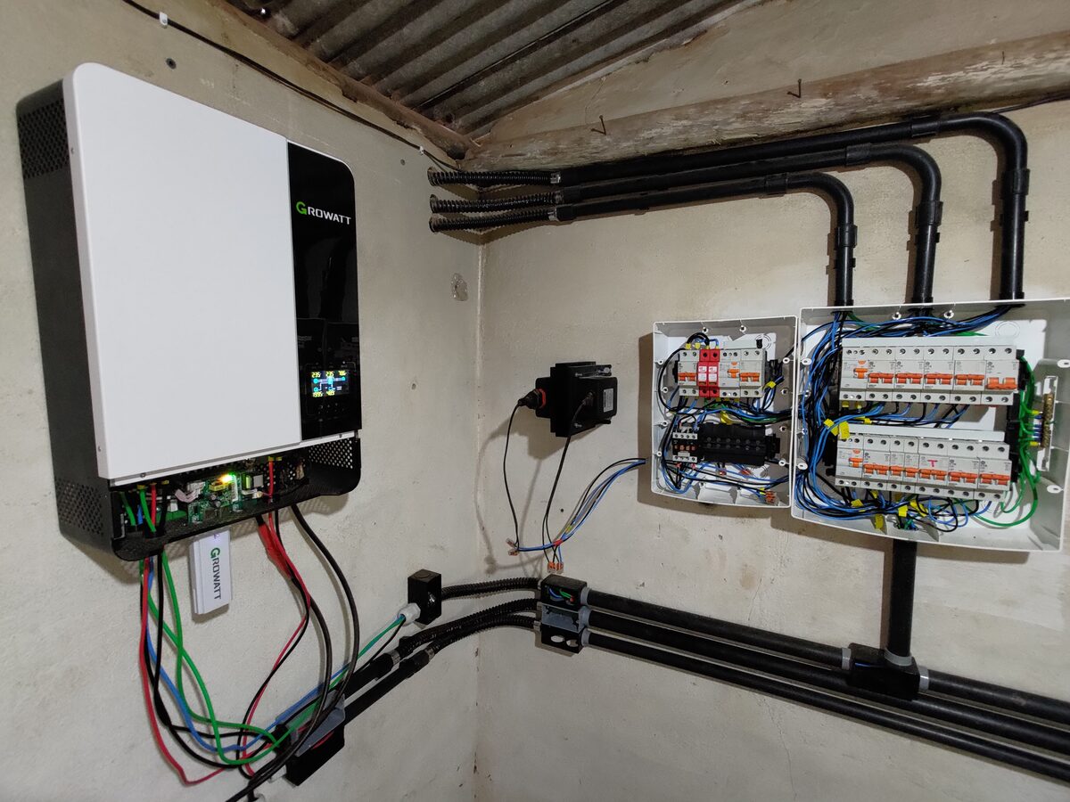 Inversor Growatt híbrido com quadro de proteção